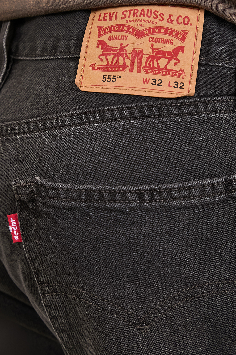 תמונת תקריב דוגמן של מכנסי ג'ינס 555