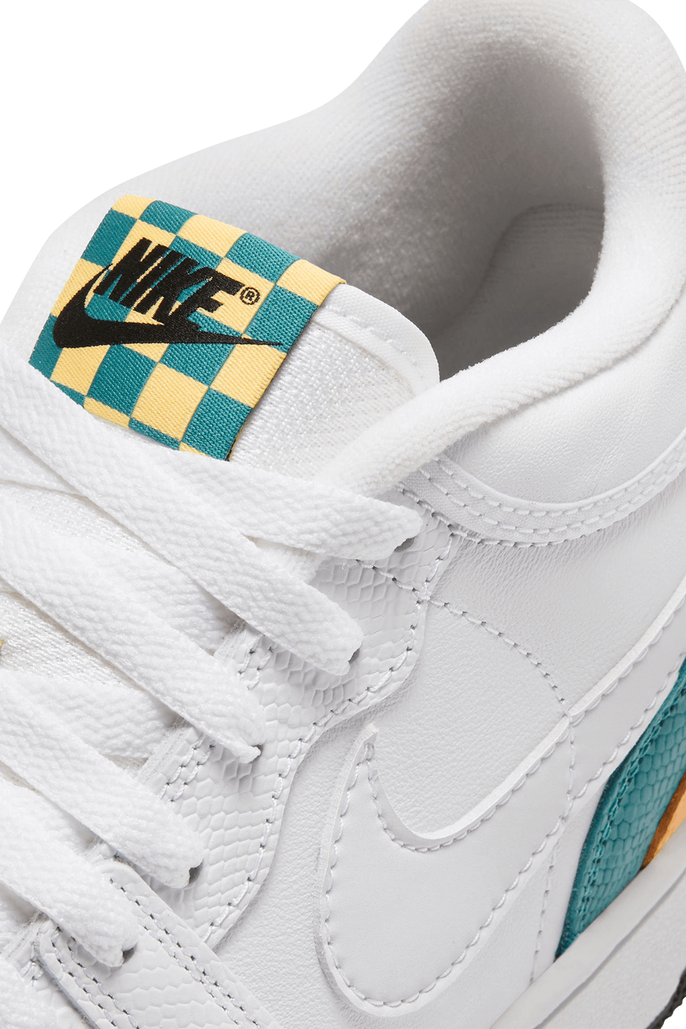 תמונת תקריב של נעלי סניקרס