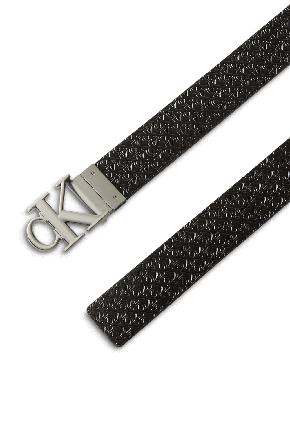 תמונת תקריב של חגורת מונוגרמה