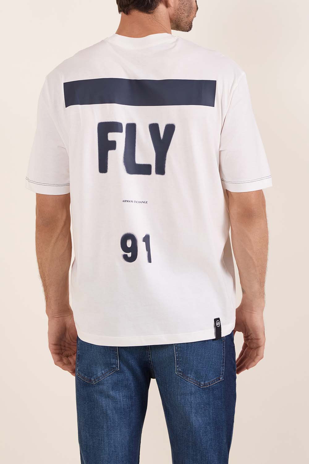 תמונת דוגמן אחורית של חולצת טי