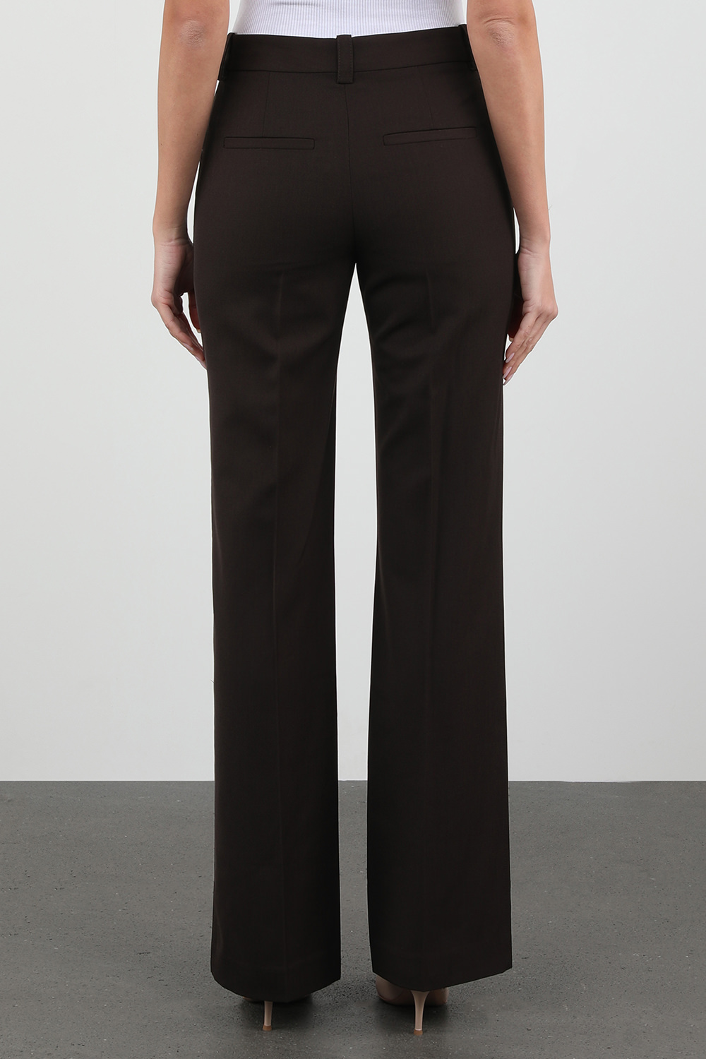 תמונת דוגמן אחורית של מכנסיים מתרחבים גבוהים בגוון שחור