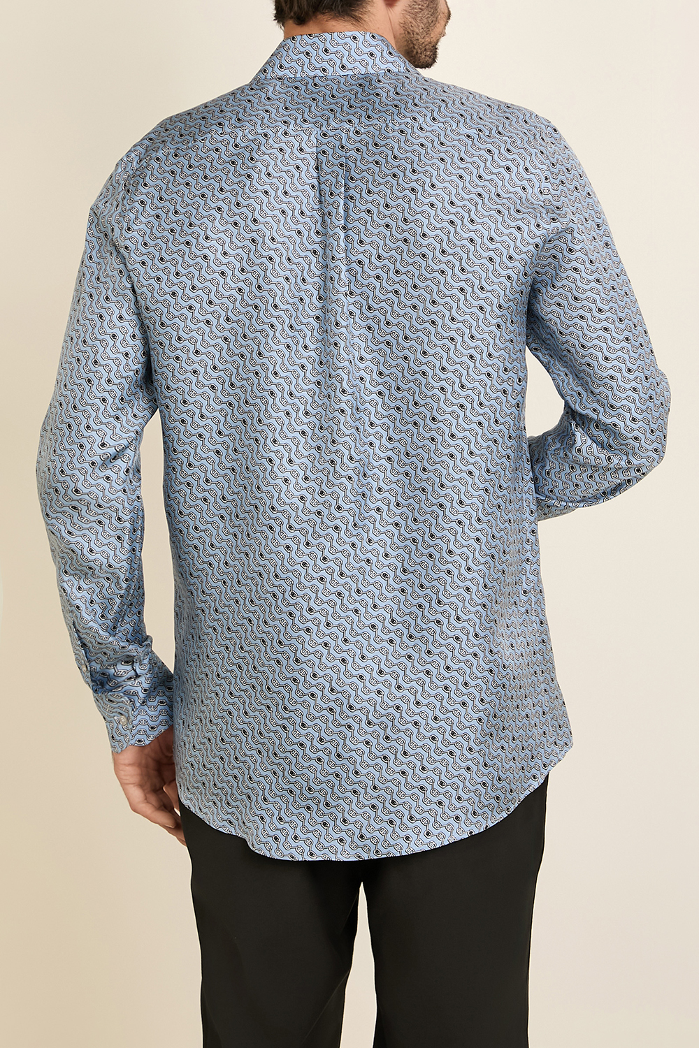 תמונת דוגמן אחורית של חולצה מכופתרת ממשי