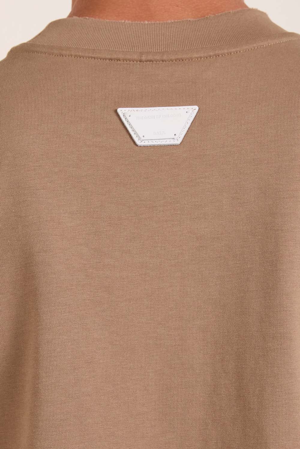 תמונת תקריב דוגמן של חולצת טי אוברסייז