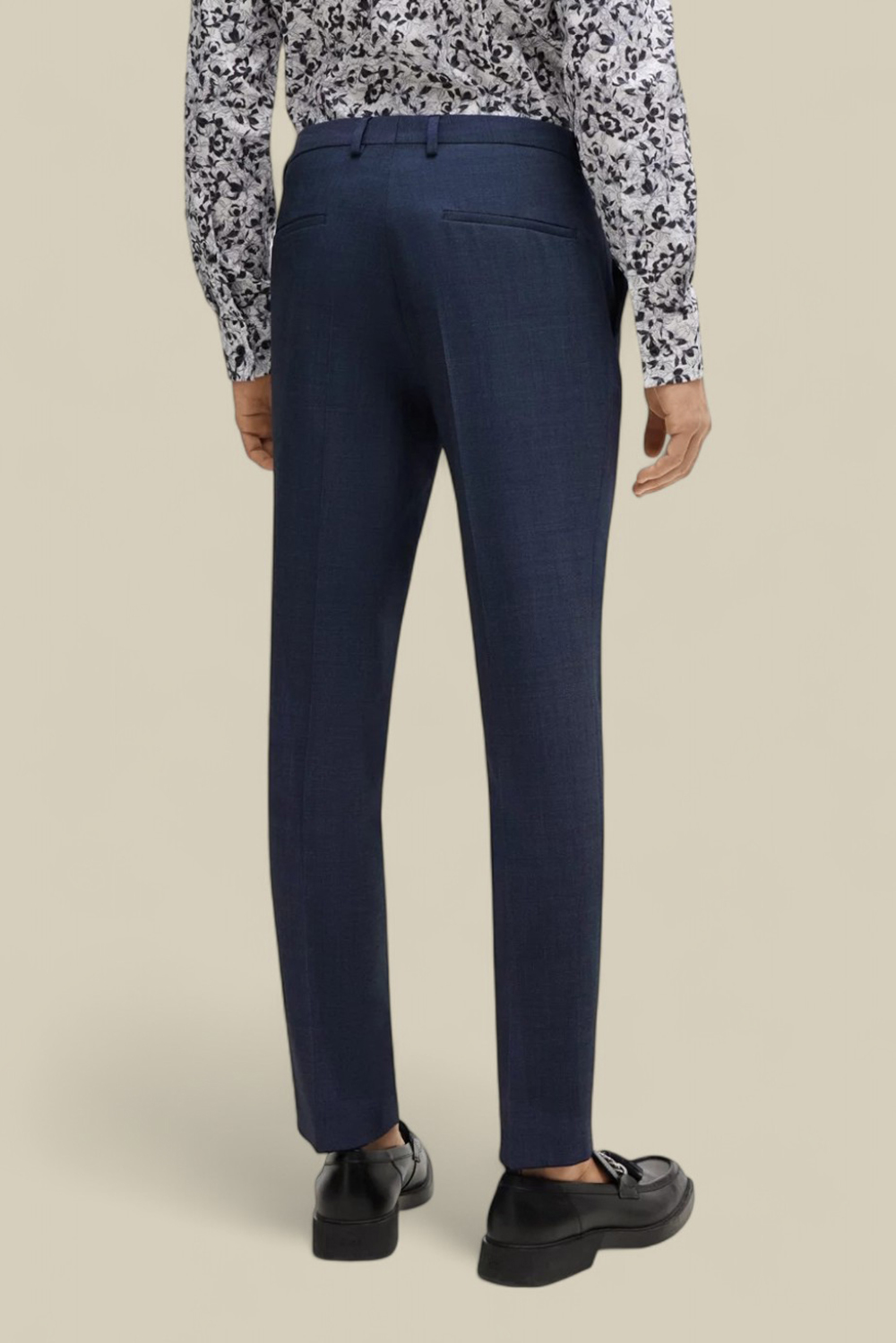 תמונת דוגמן אחורית של מכנסיים מחויטים סלים