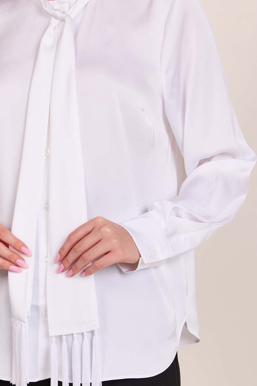 תמונת תקריב דוגמן של חולצת כפתורים עם צווארון קשירה