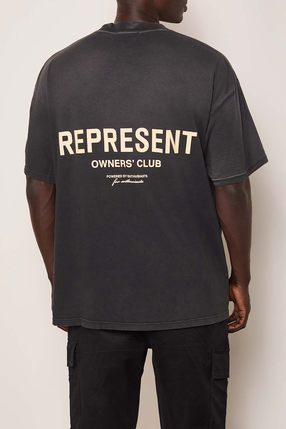 תמונת תקריב דוגמן של חולצת טי