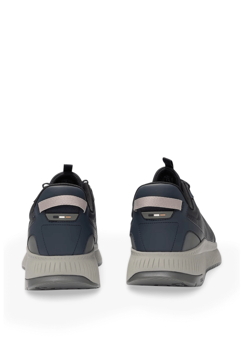 תמונה אחורית של נעלי סניקרס