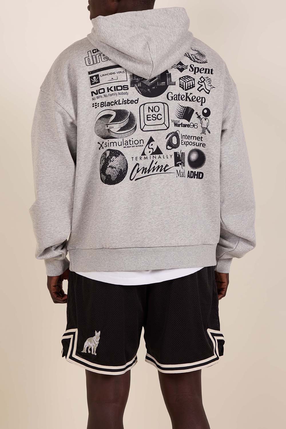 תמונת תקריב דוגמן של סווטשירט קפוצ'ון