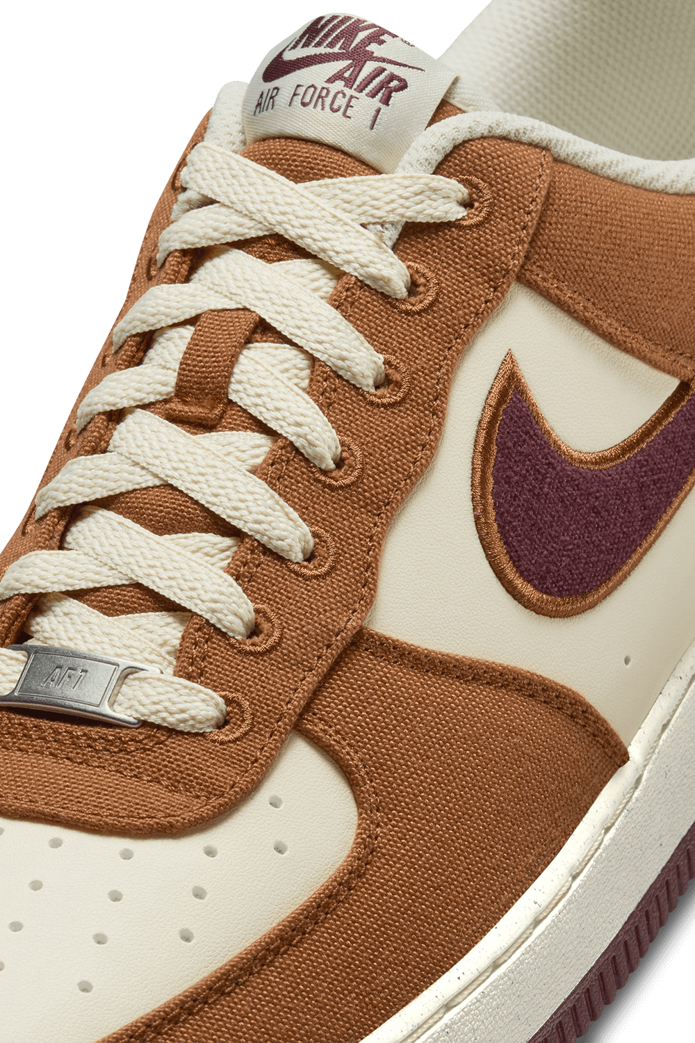 תמונת תקריב של נעלי סניקרס אייר פורס 1 07