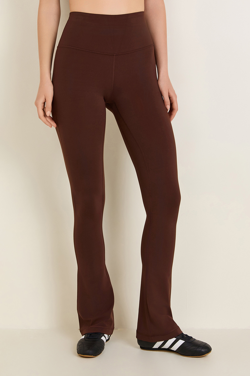תמונת דוגמן קידמית של Align™ Mini-Flare Pant *Regular