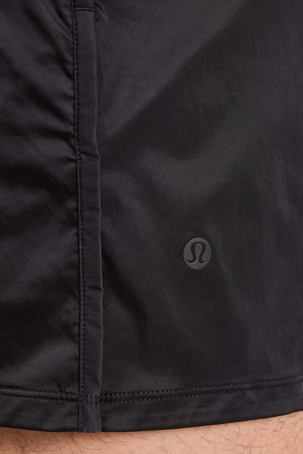 תמונת תקריב דוגמן של Stretch Satin Nylon Short 5