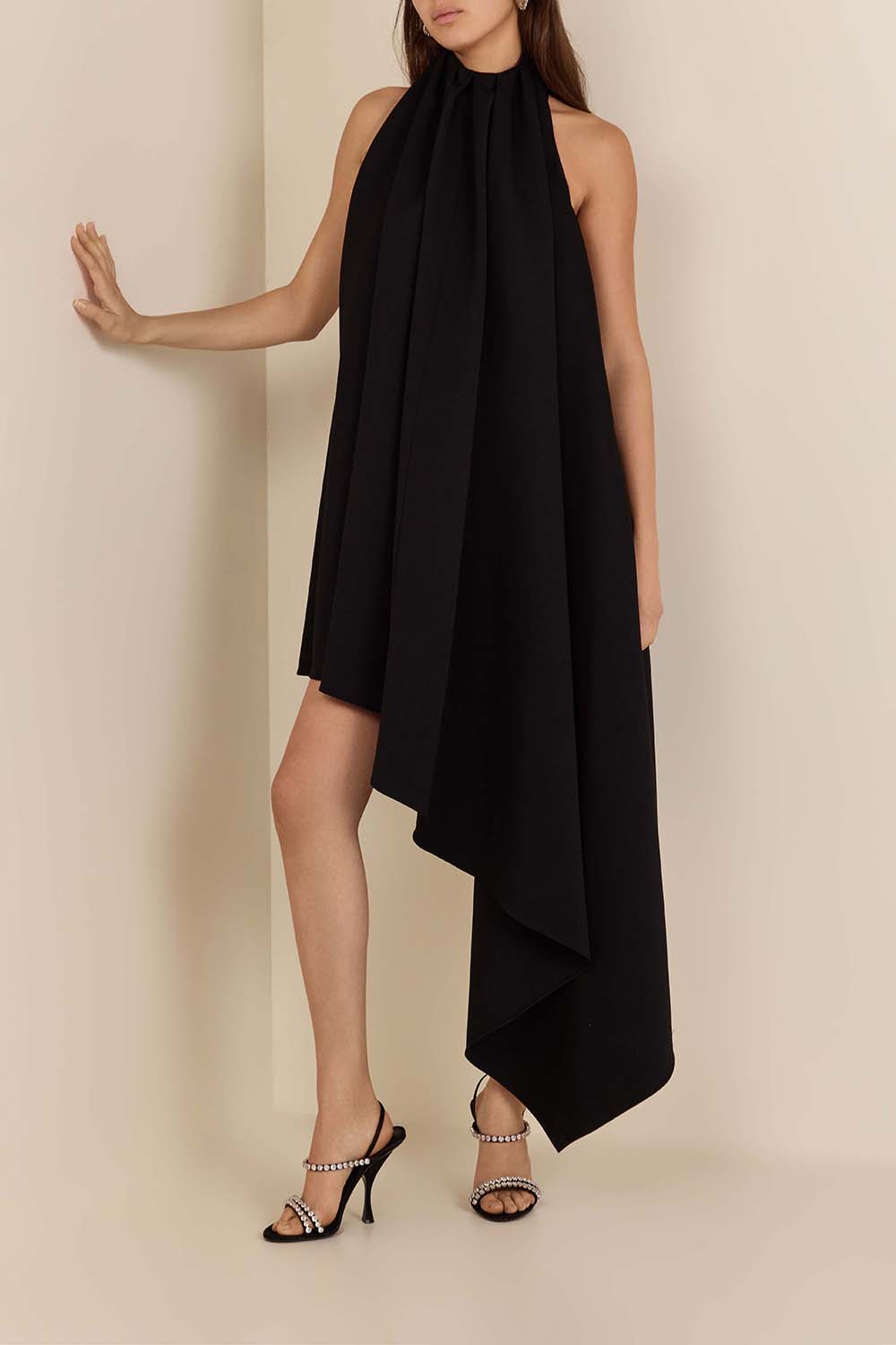 תמונת דוגמן קידמית של שמלה א-סימטרית