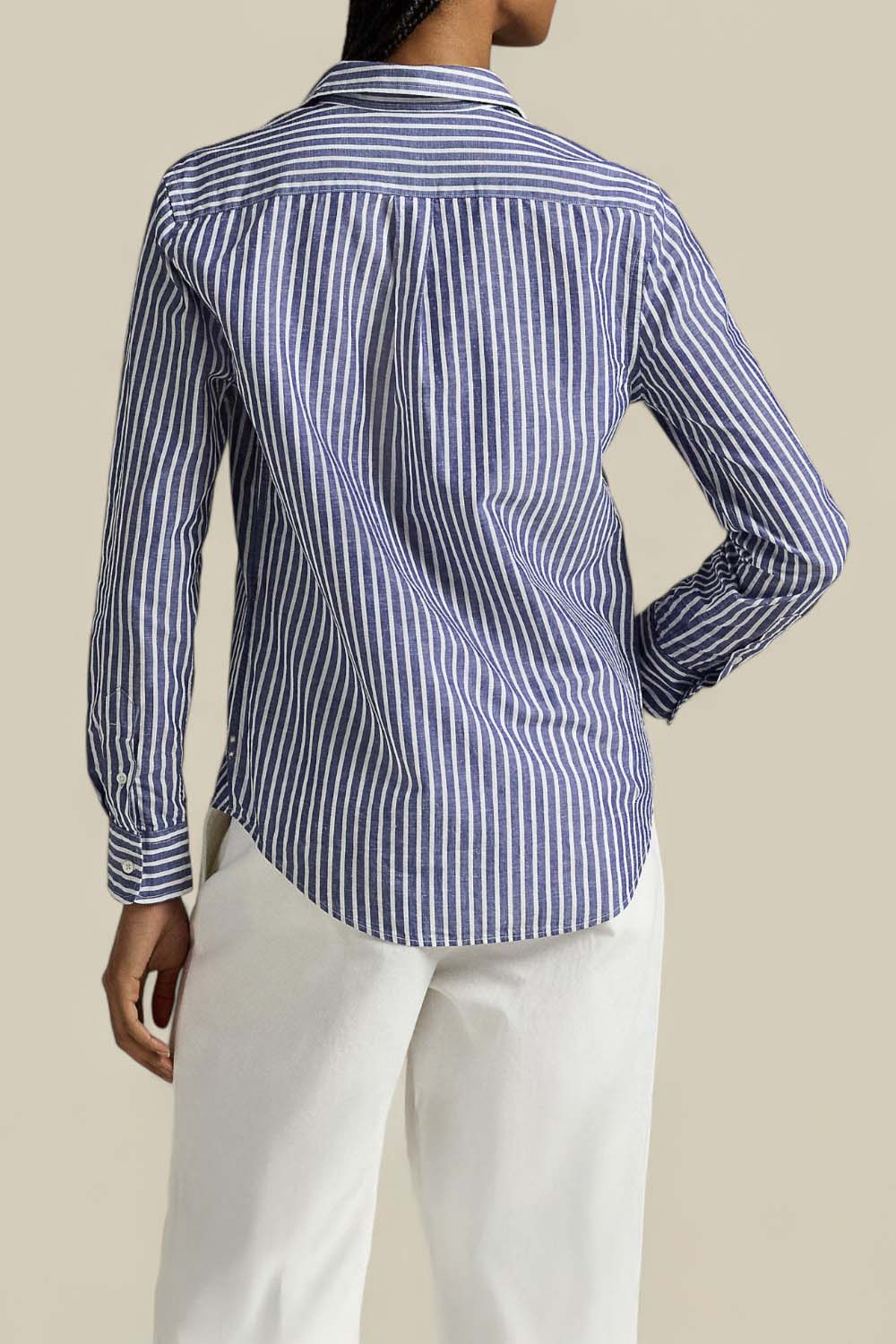 תמונת דוגמן אחורית של חולצת כפתורים