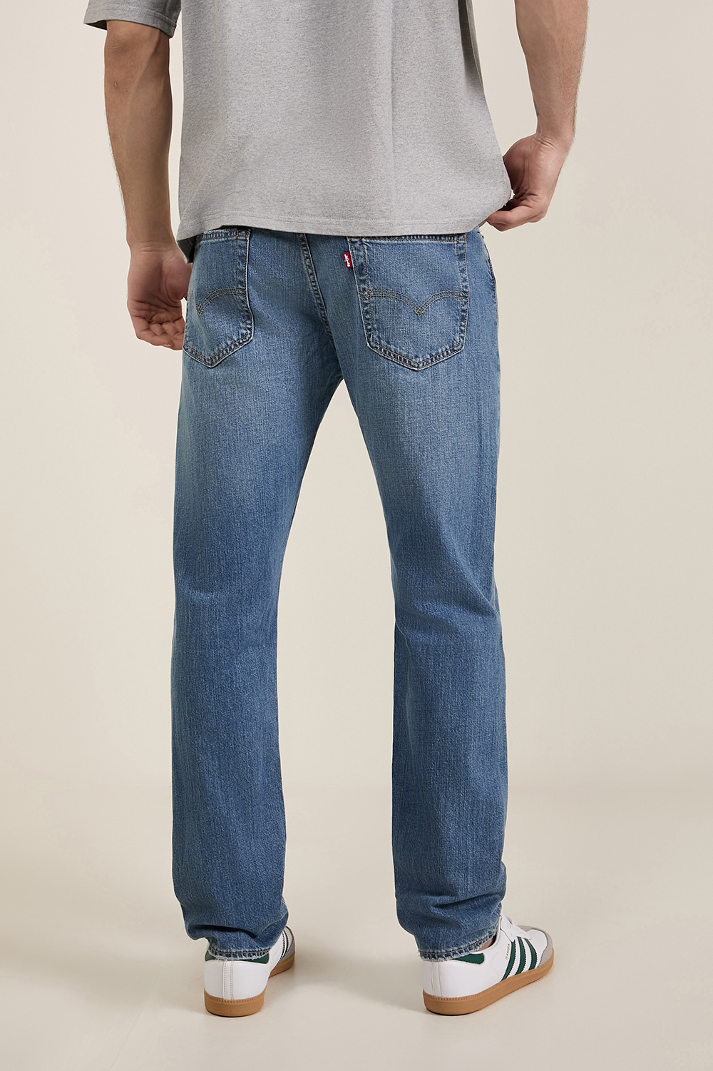 תמונת דוגמן אחורית של מכנסי ג'ינס טאפר 502 בגזרה ישרה