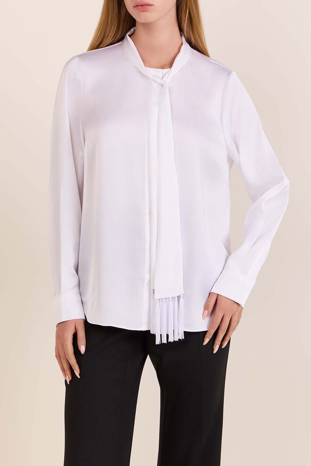 תמונת דוגמן קידמית של חולצת כפתורים עם צווארון קשירה