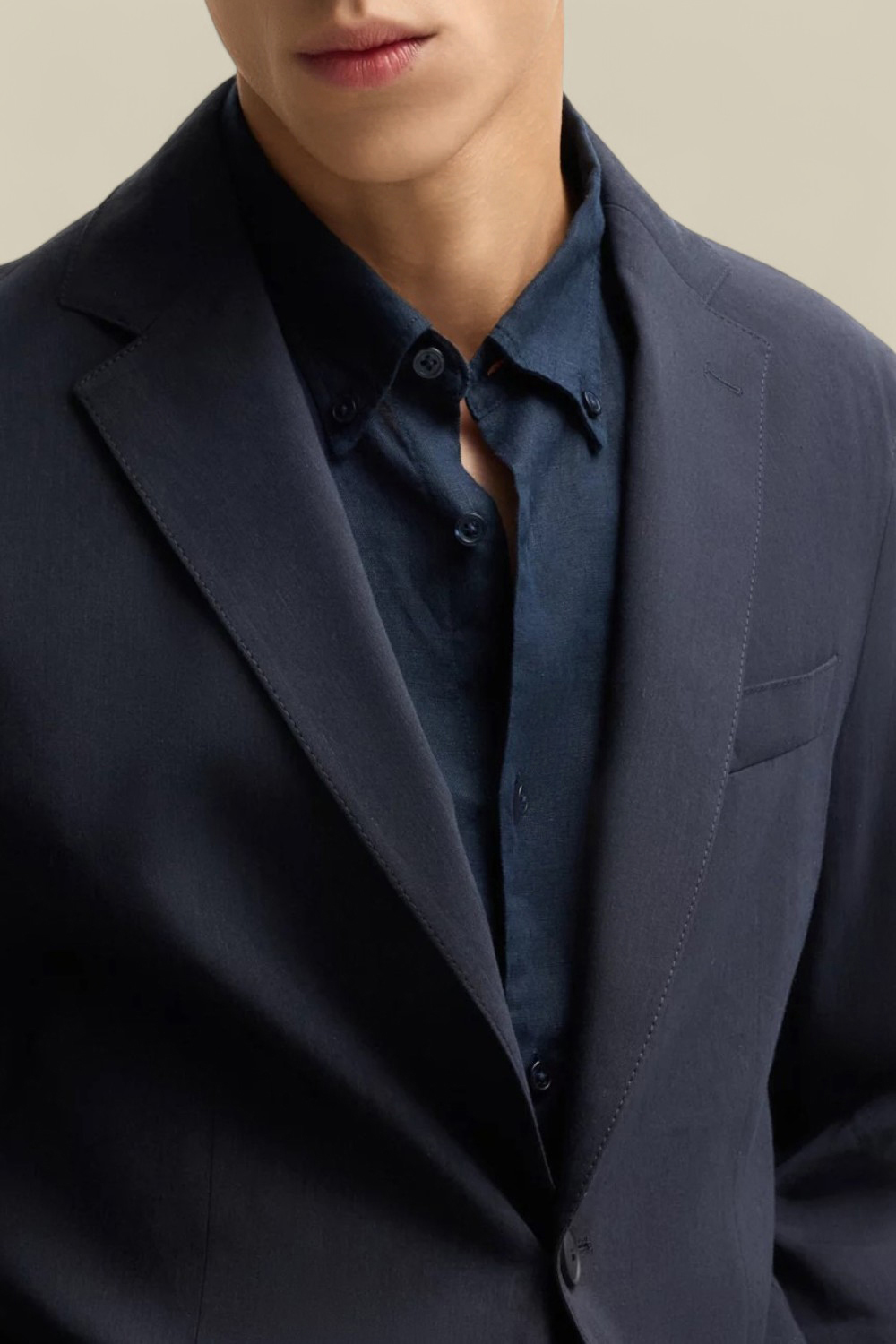 תמונת תקריב דוגמן של ז'קט מחוייט מפשתן