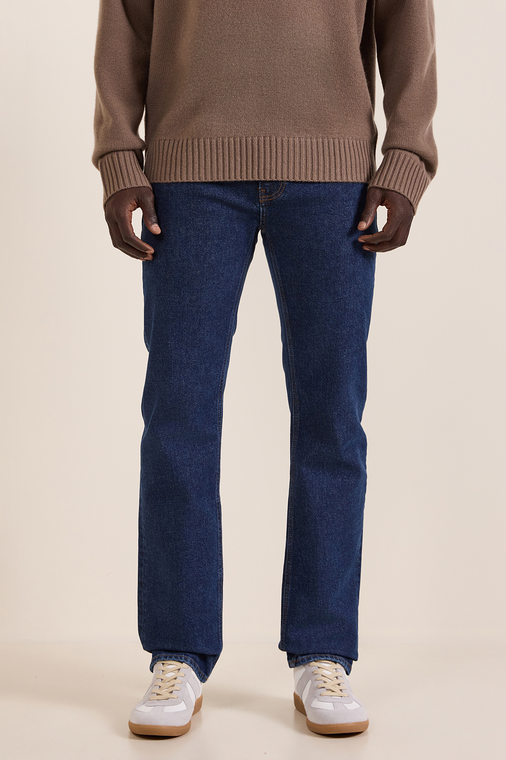 תמונת דוגמן קידמית של מכנסי ג'ינס ישרים