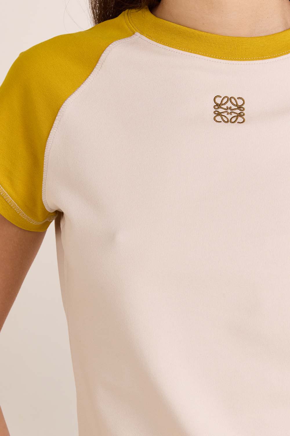 תמונת תקריב דוגמן של חולצת טי