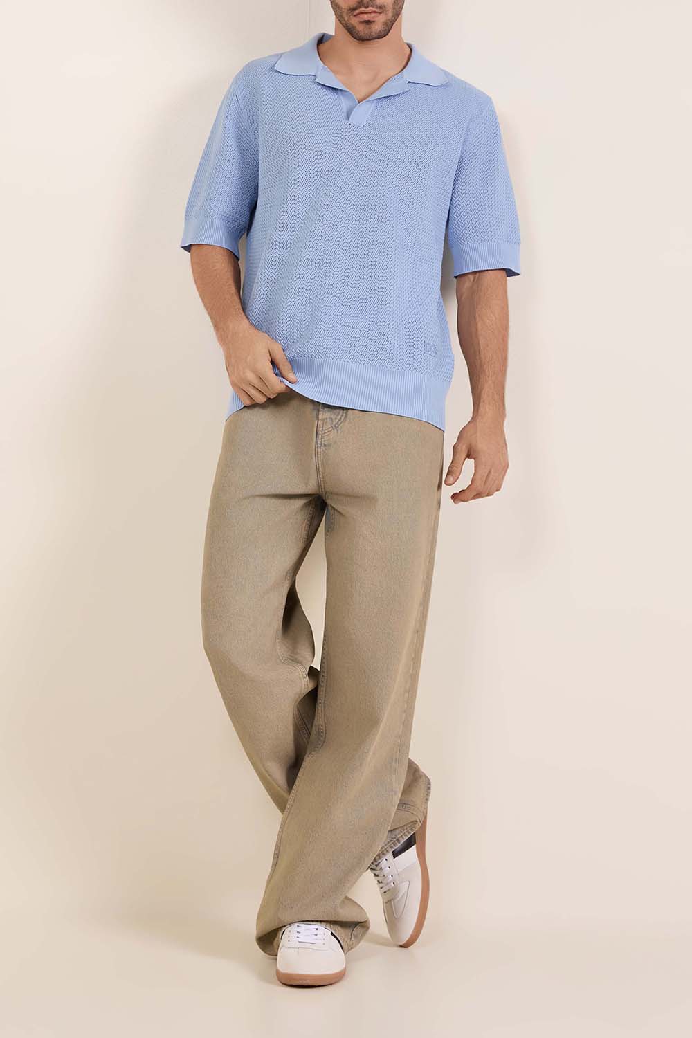 תמונת דוגמן קידמית של נעלי סניקרס