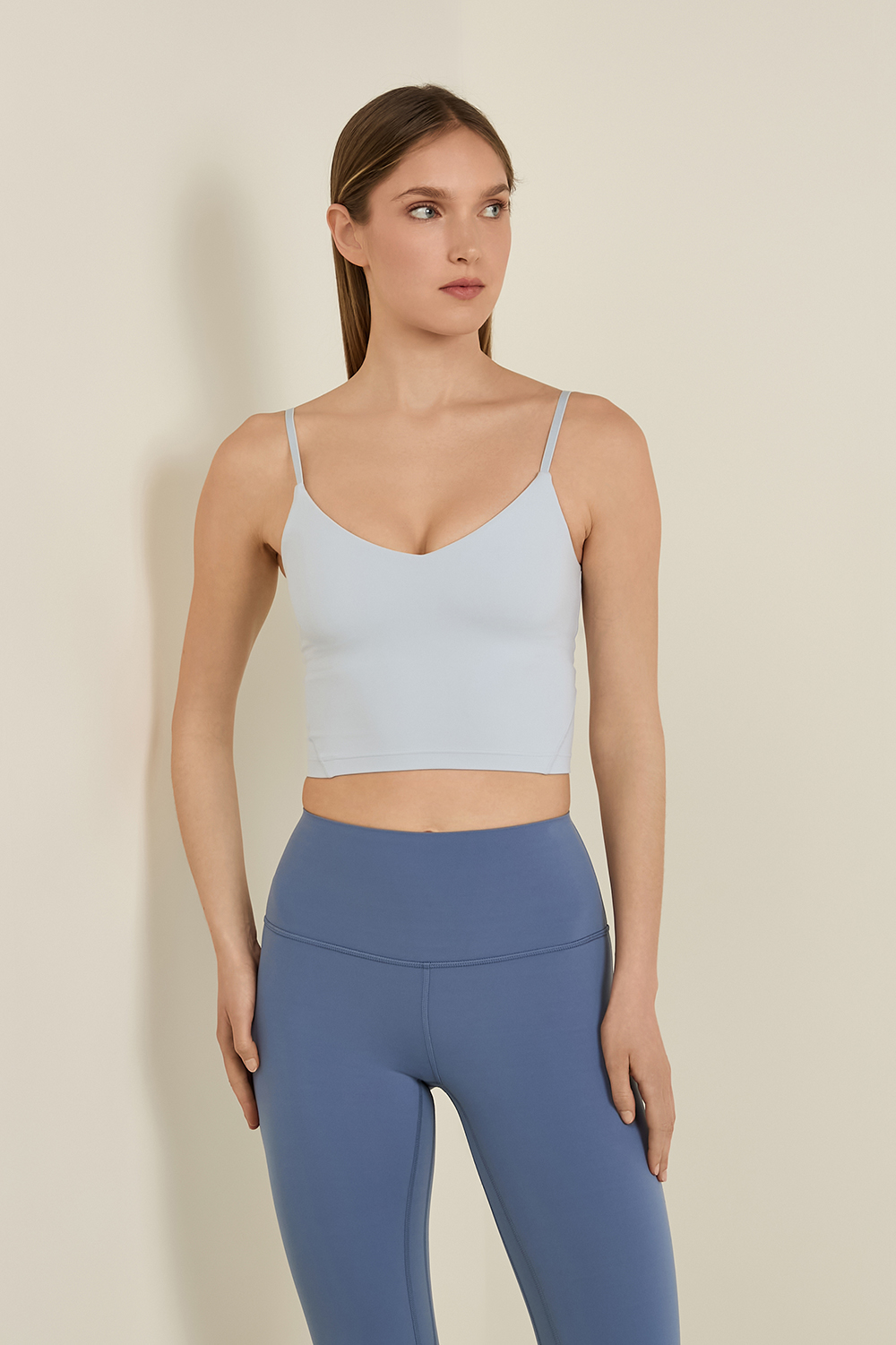 תמונת דוגמן קידמית של Align&trade; Cami Cropped Tank Top A/B Cup