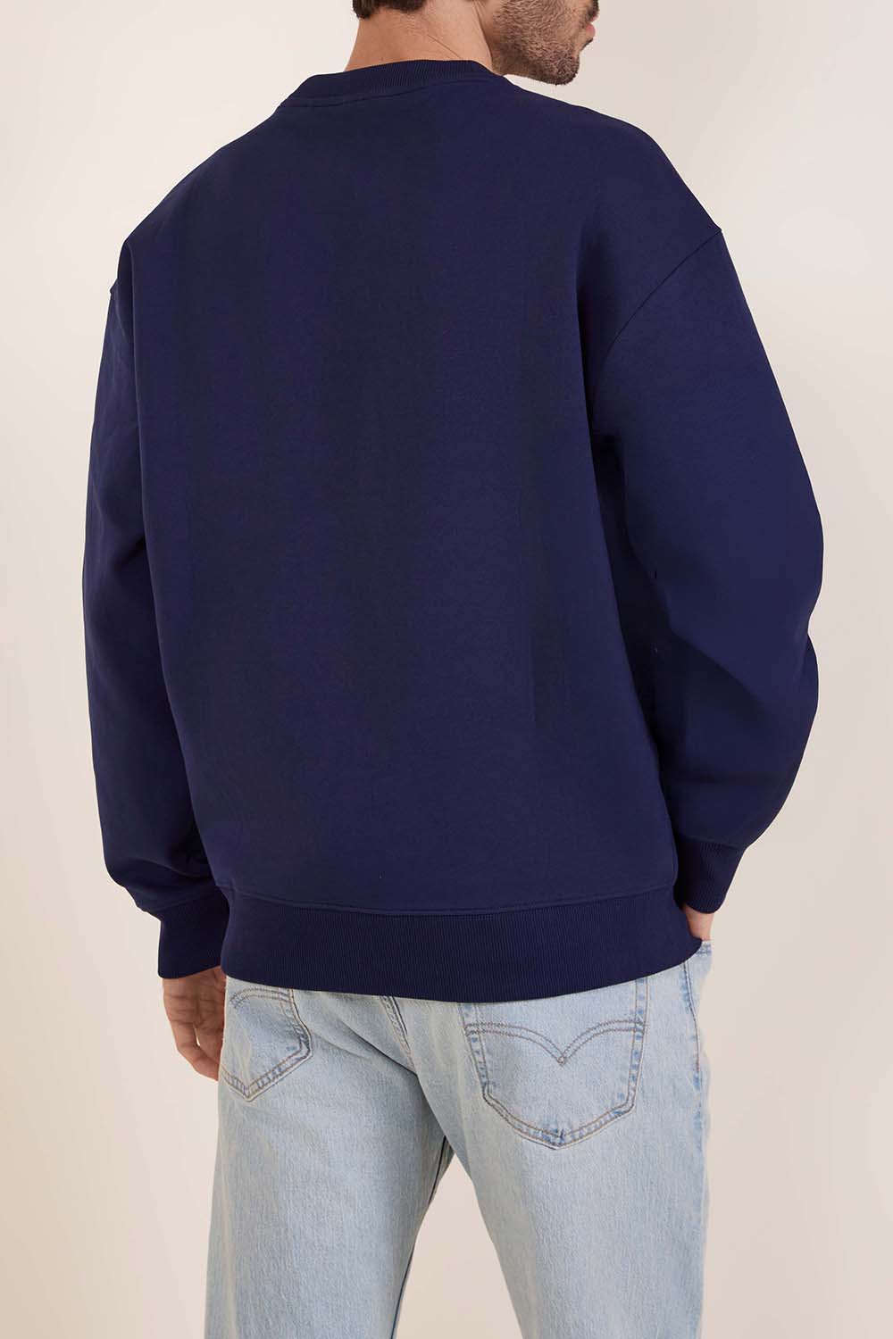 תמונת דוגמן אחורית של סווטשירט