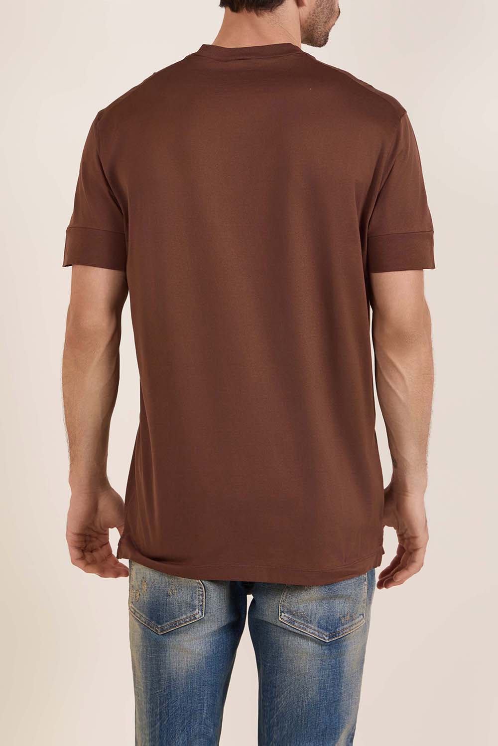 תמונת דוגמן אחורית של חולצת טי