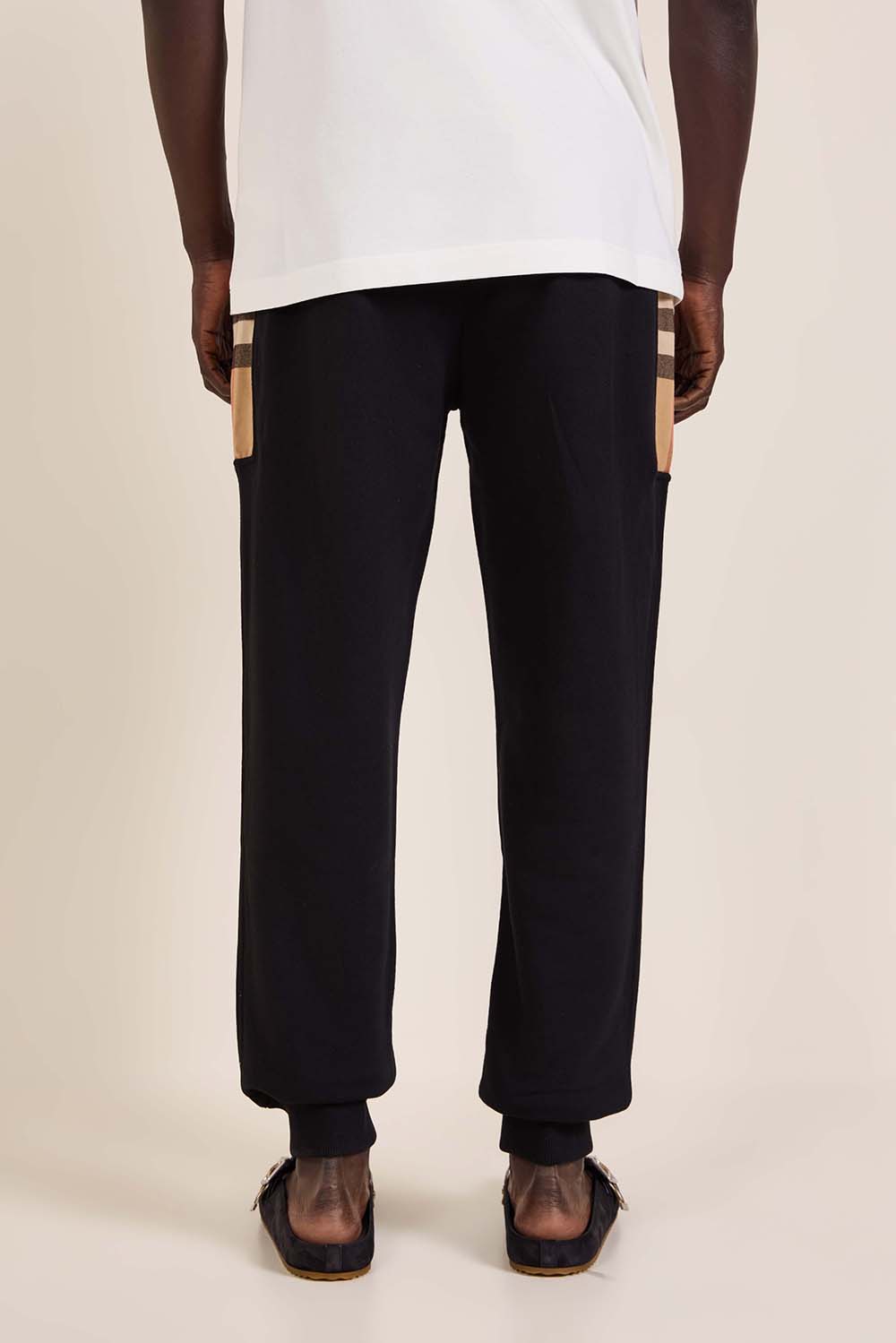 תמונת דוגמן אחורית של מכנסי ג'וגר