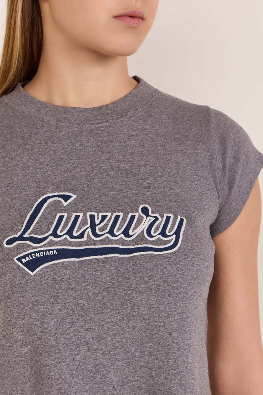 תמונת תקריב דוגמן של חולצת טי קרופ