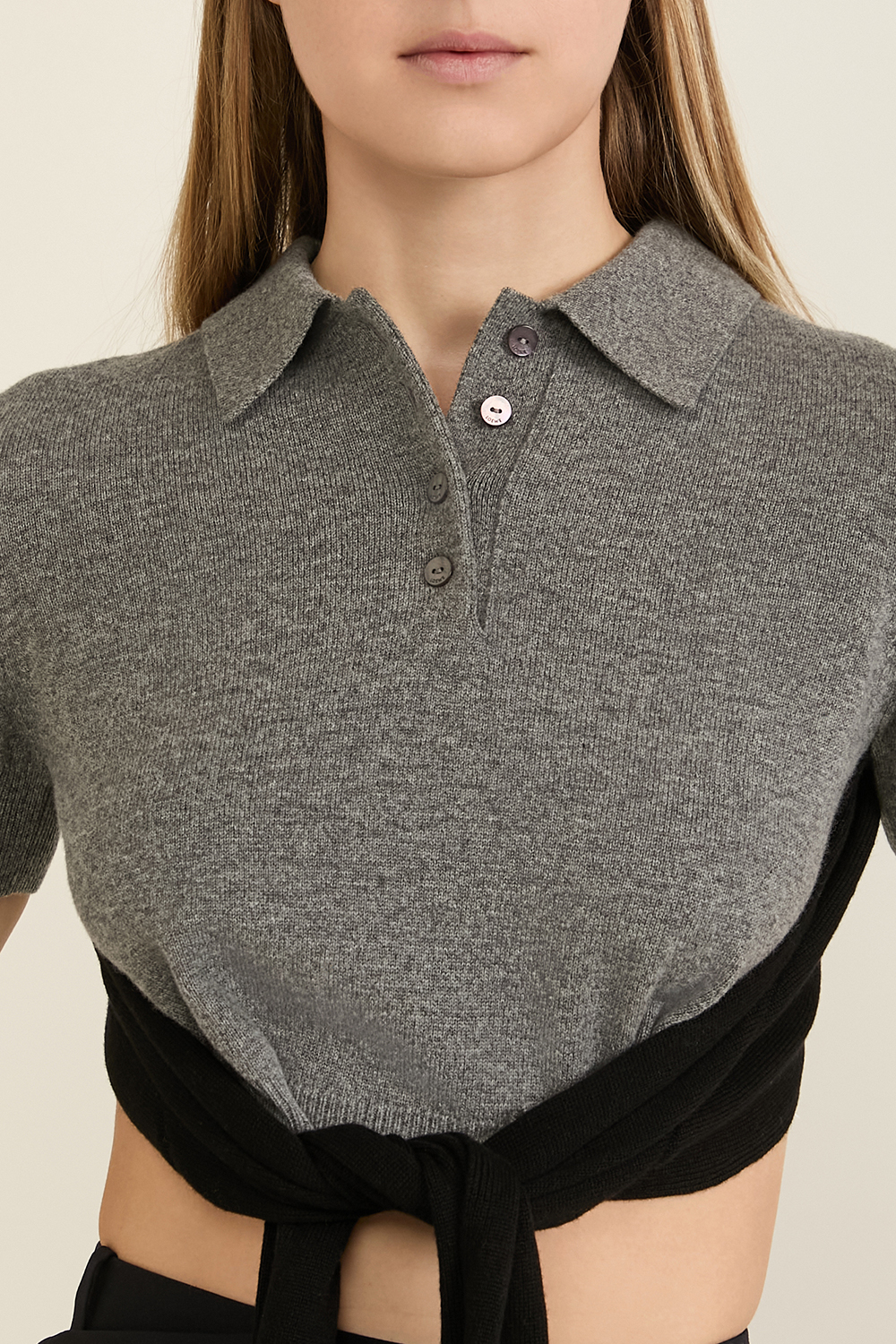 תמונת תקריב דוגמן של סריג פולו עם מחשוף גב