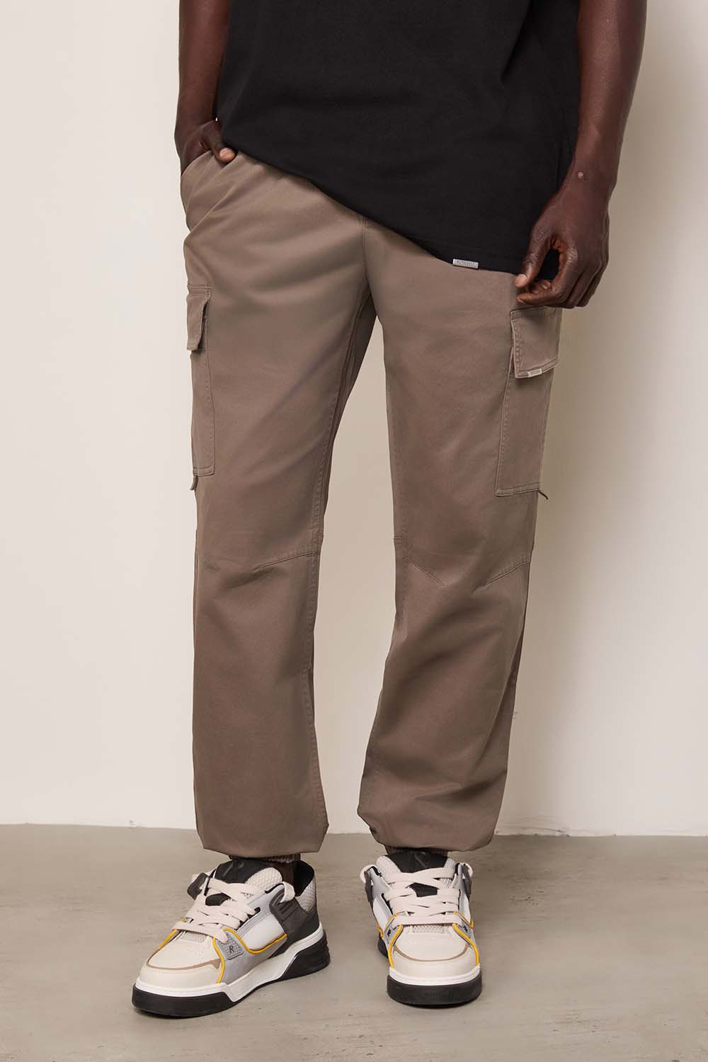 תמונת דוגמן קידמית של מכנסי ג'וג קרגו