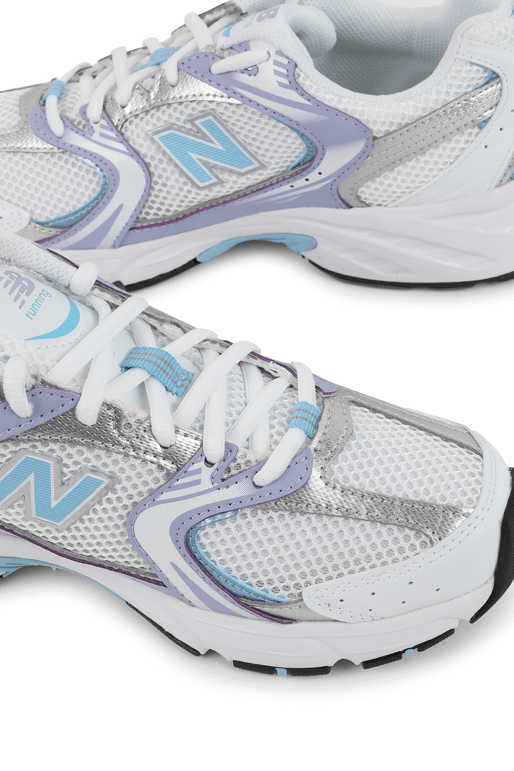 תמונת תקריב של נעלי ריצה 530 בגווני לבן וכחול