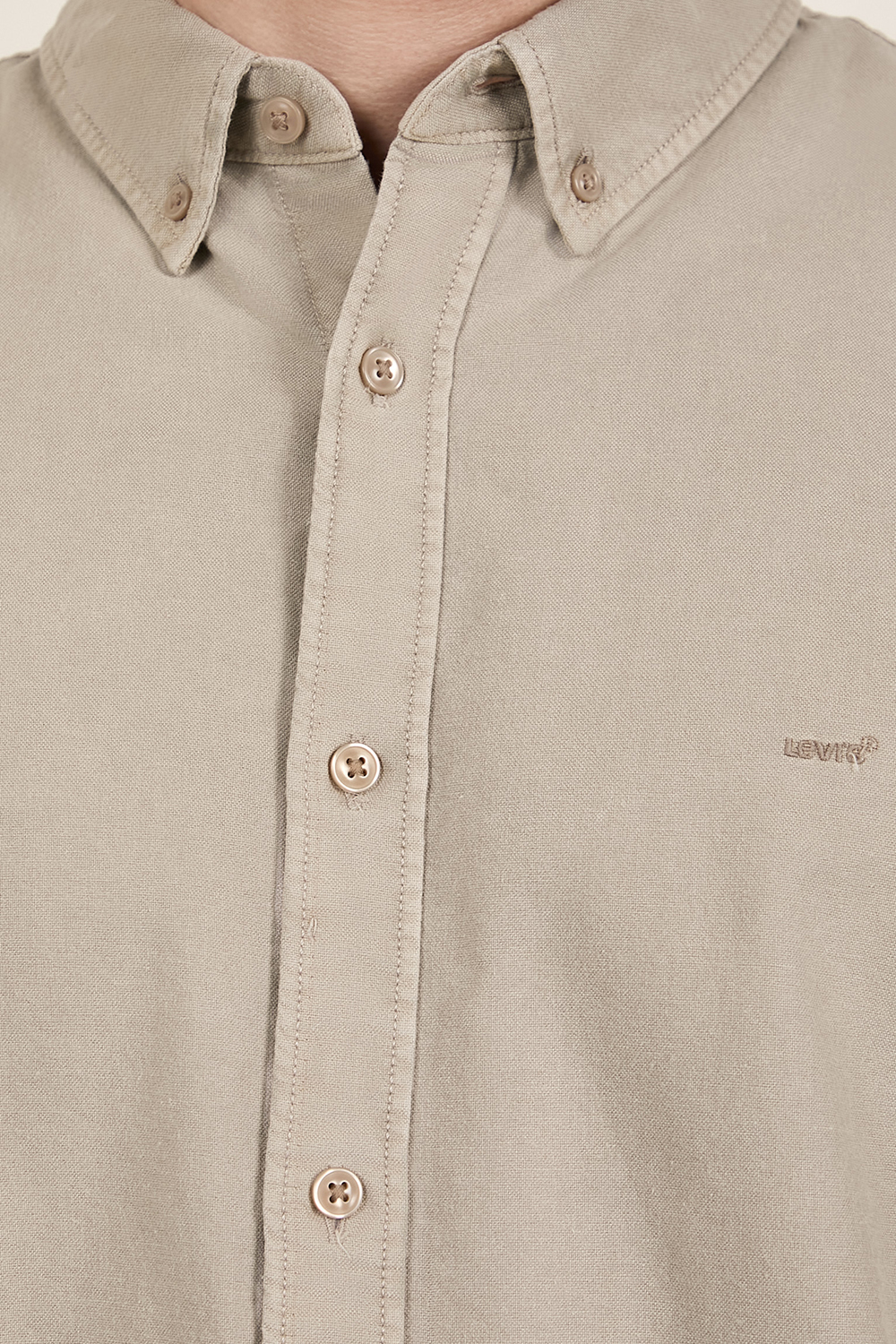 תמונת תקריב דוגמן של חולצה מכופתרת