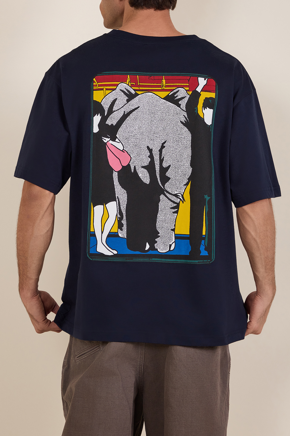 תמונת דוגמן אחורית של חולצת טי אוברסייז