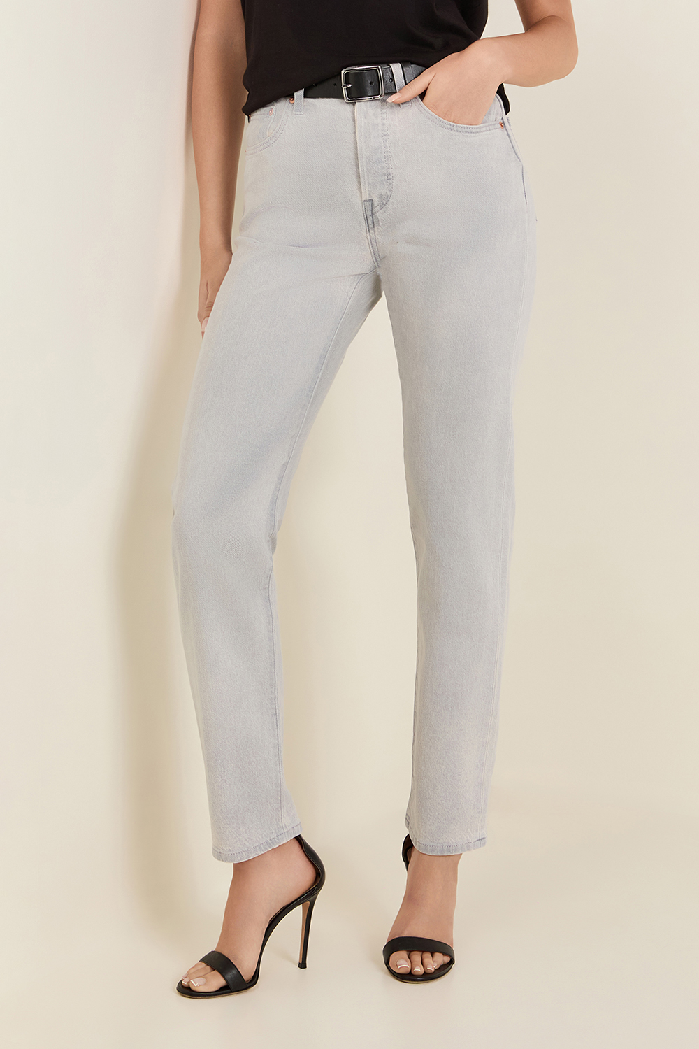 תמונת דוגמן קידמית של מכנסי ג'ינס קרופ ישרים 501