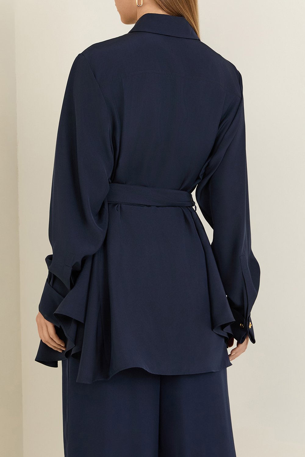 תמונת דוגמן אחורית של חולצת כפתורים ארוכה