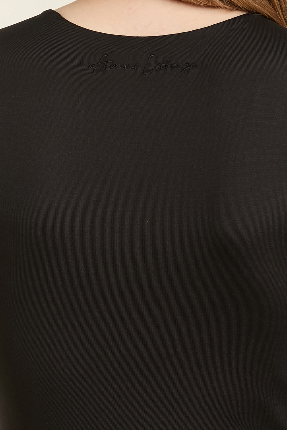 תמונת תקריב דוגמן של חולצת טי סלים פיט