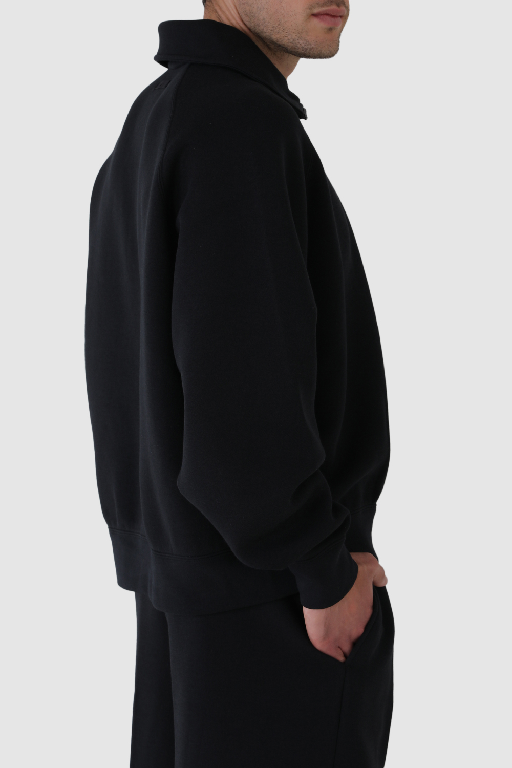 תמונת דוגמן אחורית של סווטשירט עם חצי רוכסן