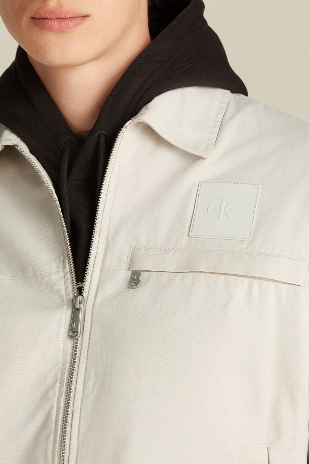 תמונת תקריב דוגמן של ז'קט עם ריפוד קל