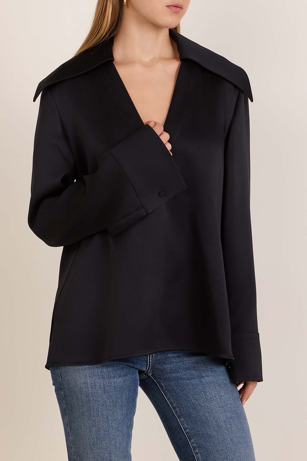 תמונת דוגמן קידמית של חולצה עם צווארון פתוח