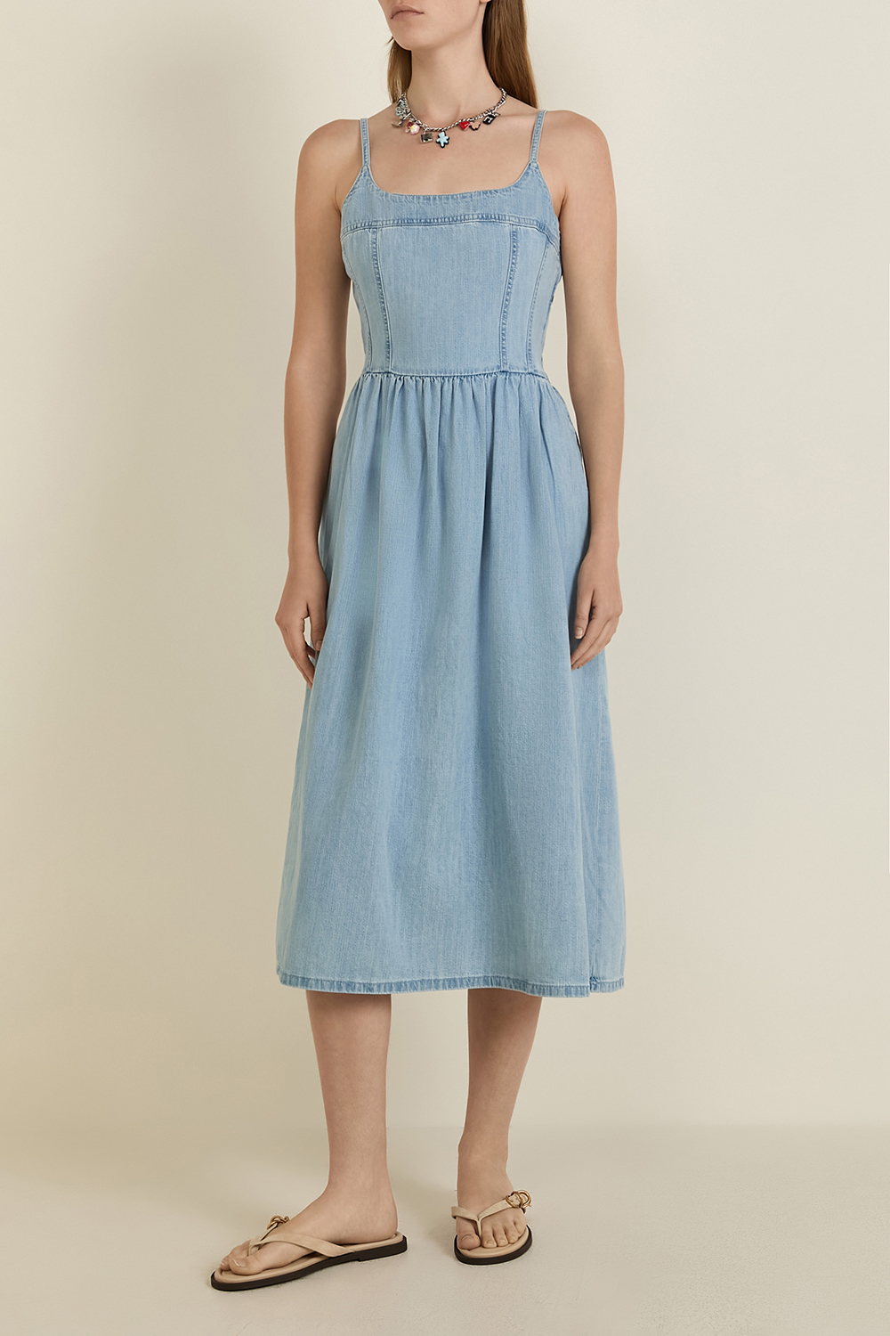 תמונת דוגמן קידמית של שמלת ג'ינס