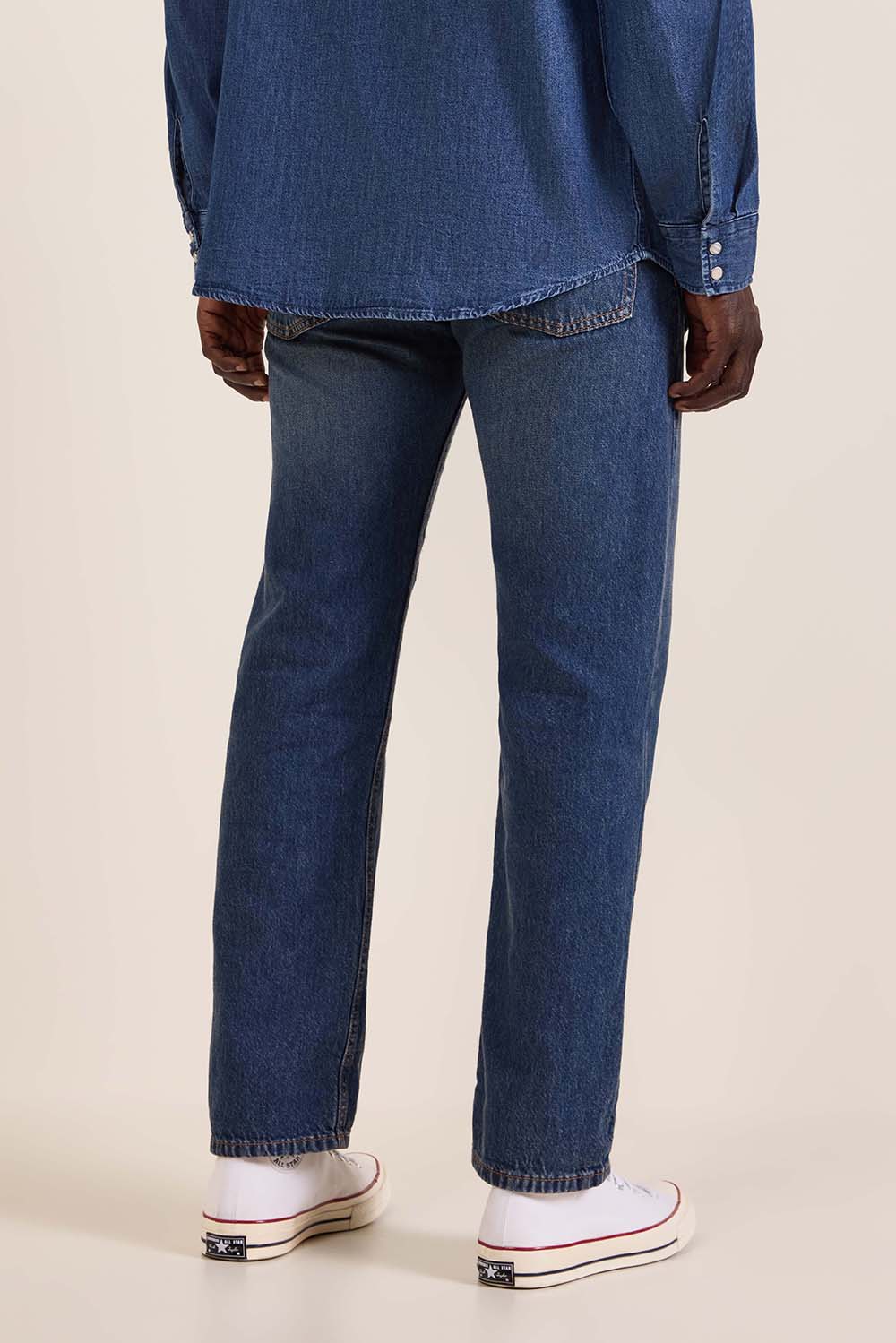 תמונת דוגמן אחורית של מכנסי ג'ינס 555 בגזרה ישרה