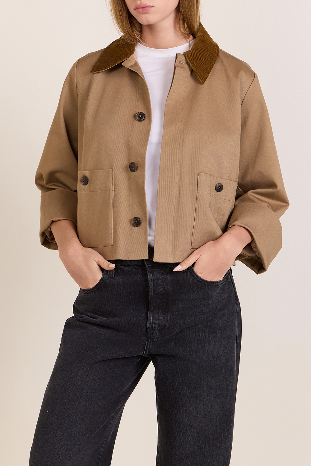 תמונת דוגמן קידמית של מעיל טרנץ' קצר