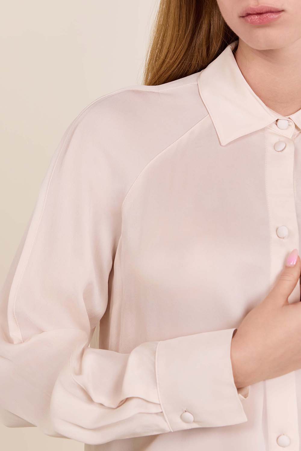 תמונת תקריב דוגמן של חולצת כפתורים סאטן