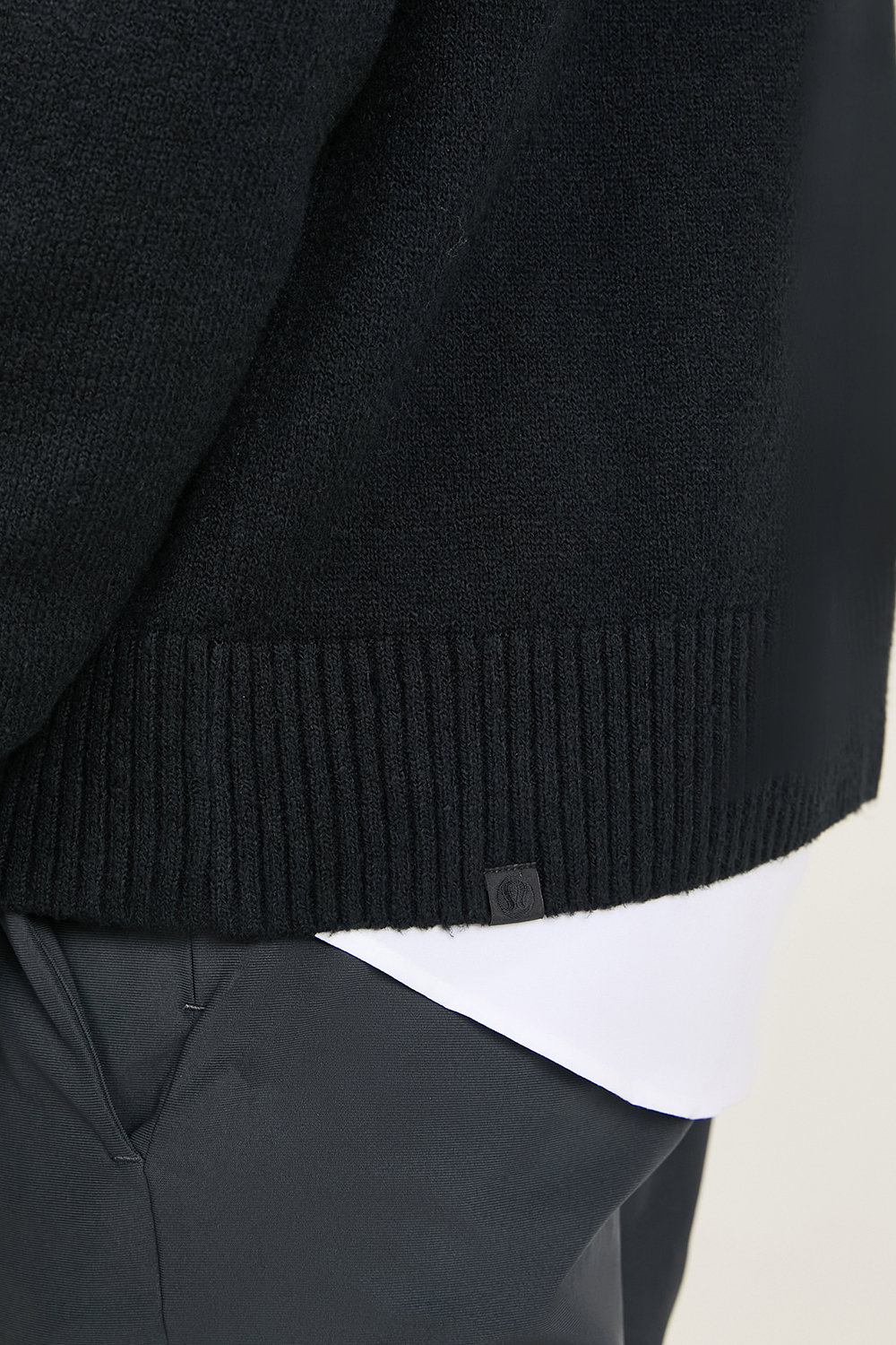 תמונת תקריב דוגמן של Relaxed-Fit Crewneck Knit Sweater