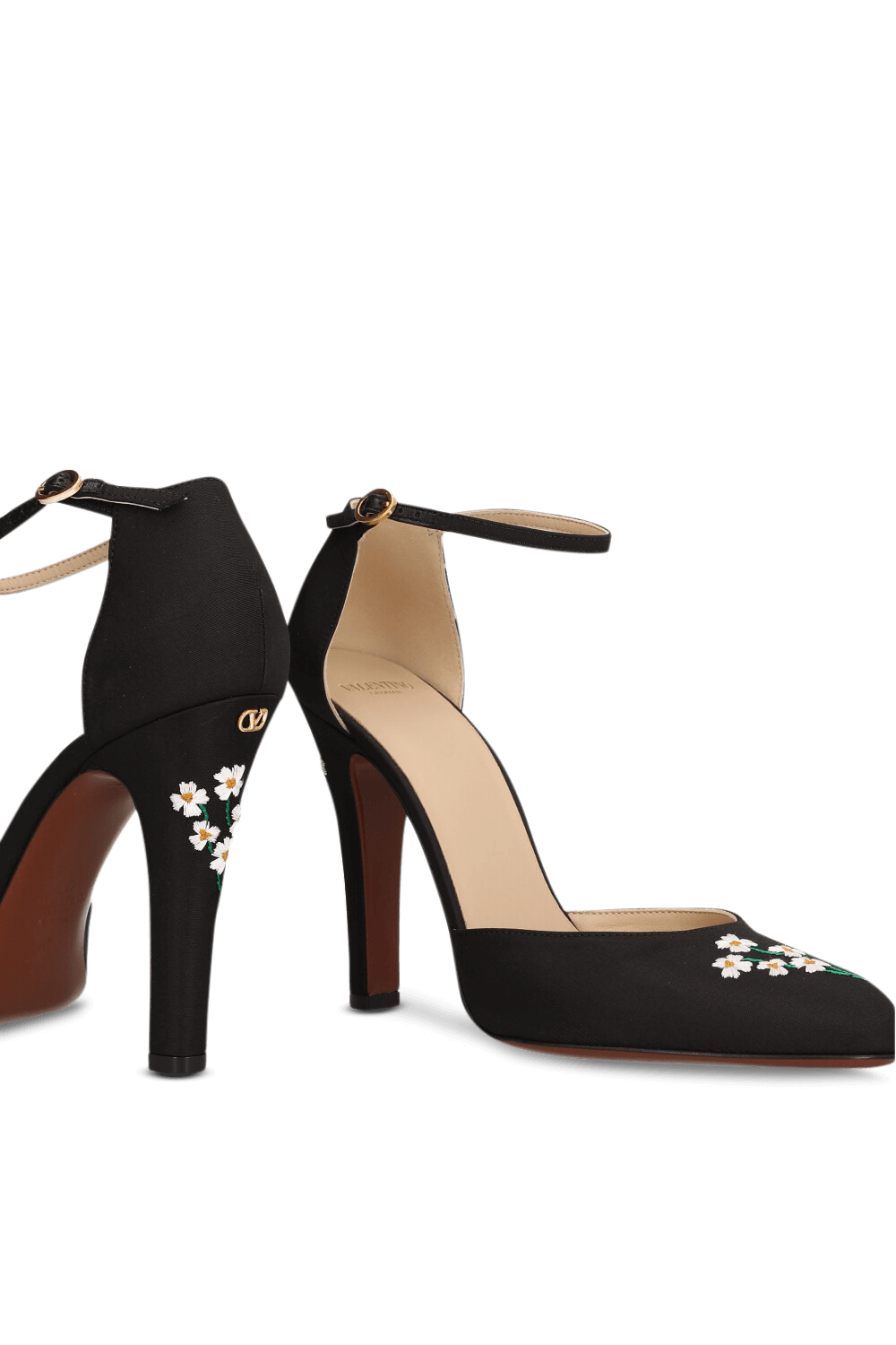 תמונת תקריב של נעלי עקב