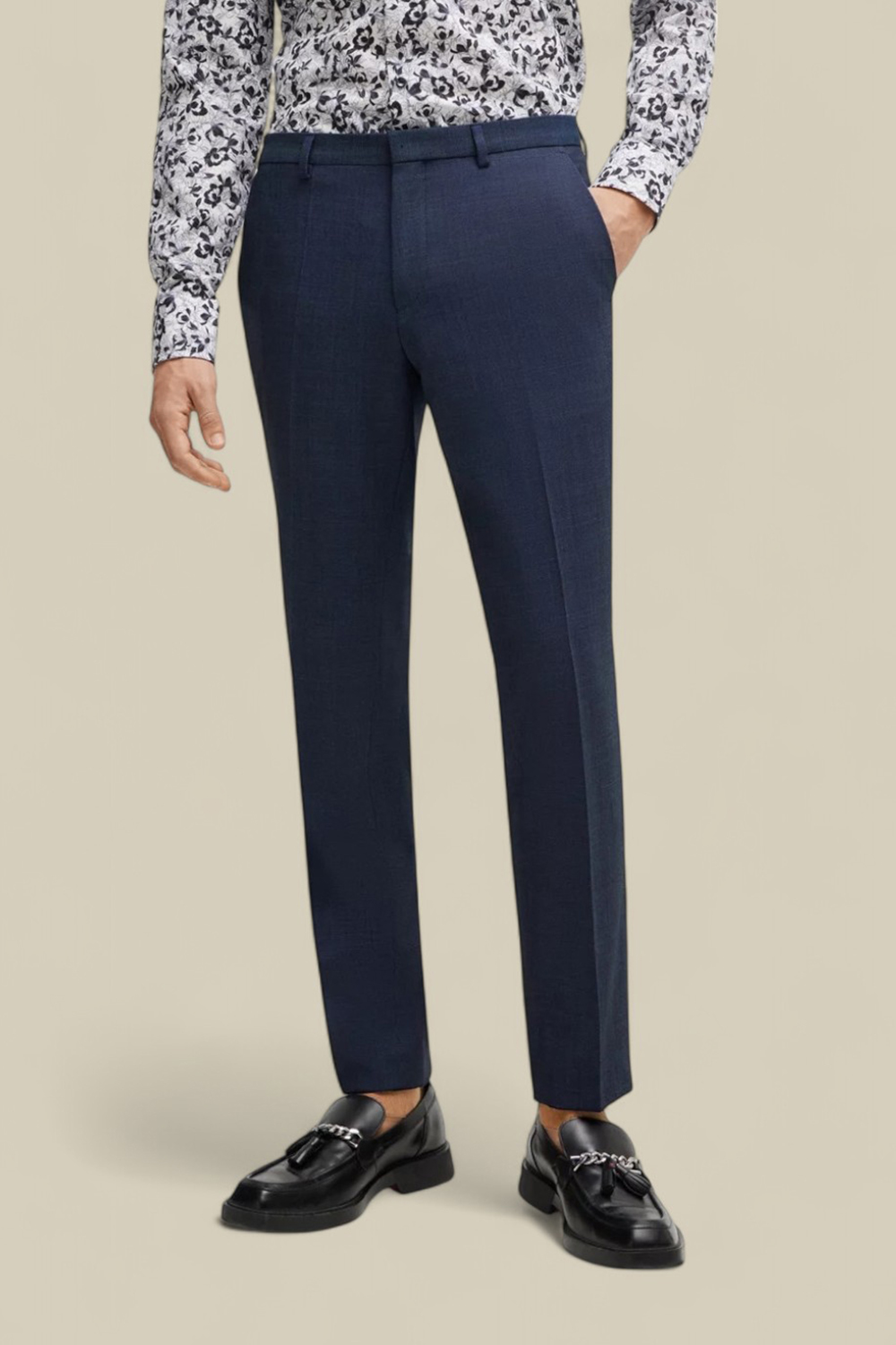 תמונת דוגמן קידמית של מכנסיים מחויטים סלים