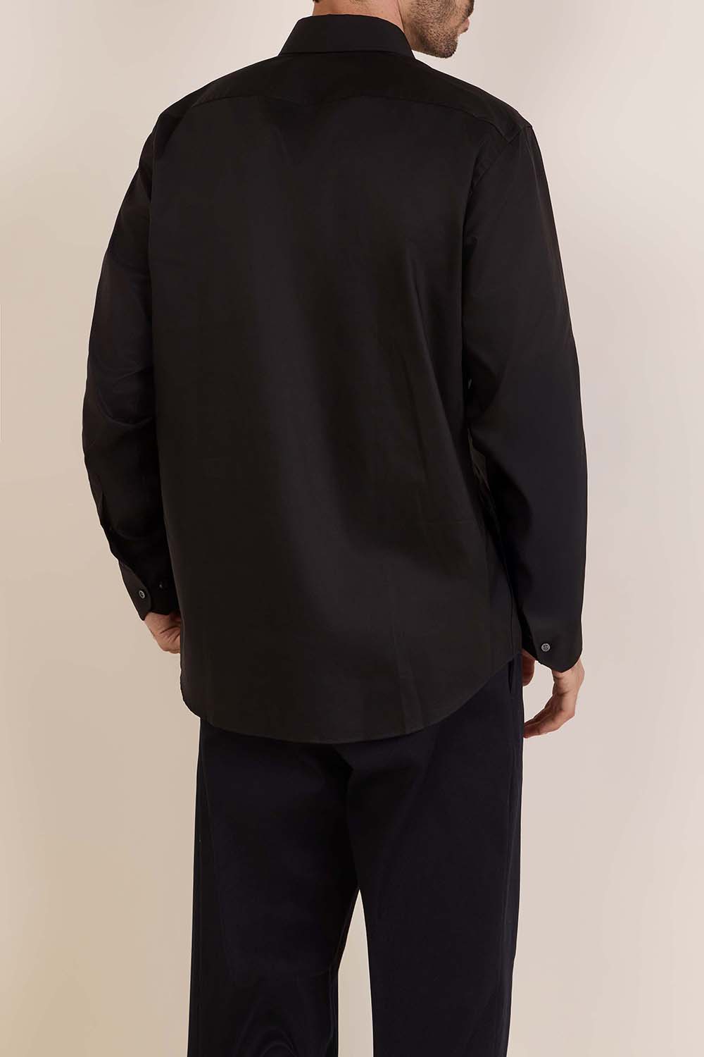 תמונת דוגמן אחורית של חולצה מכופתרת