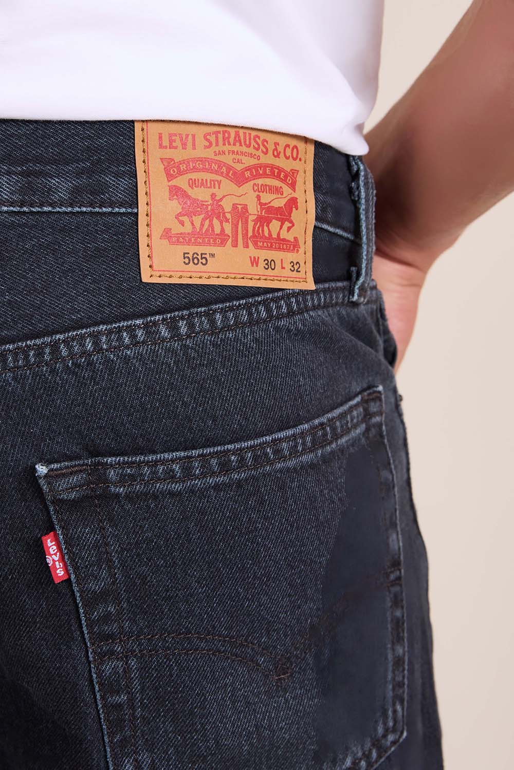 תמונת תקריב דוגמן של מכנסי ג'ינס 565 בגזרה ישרה