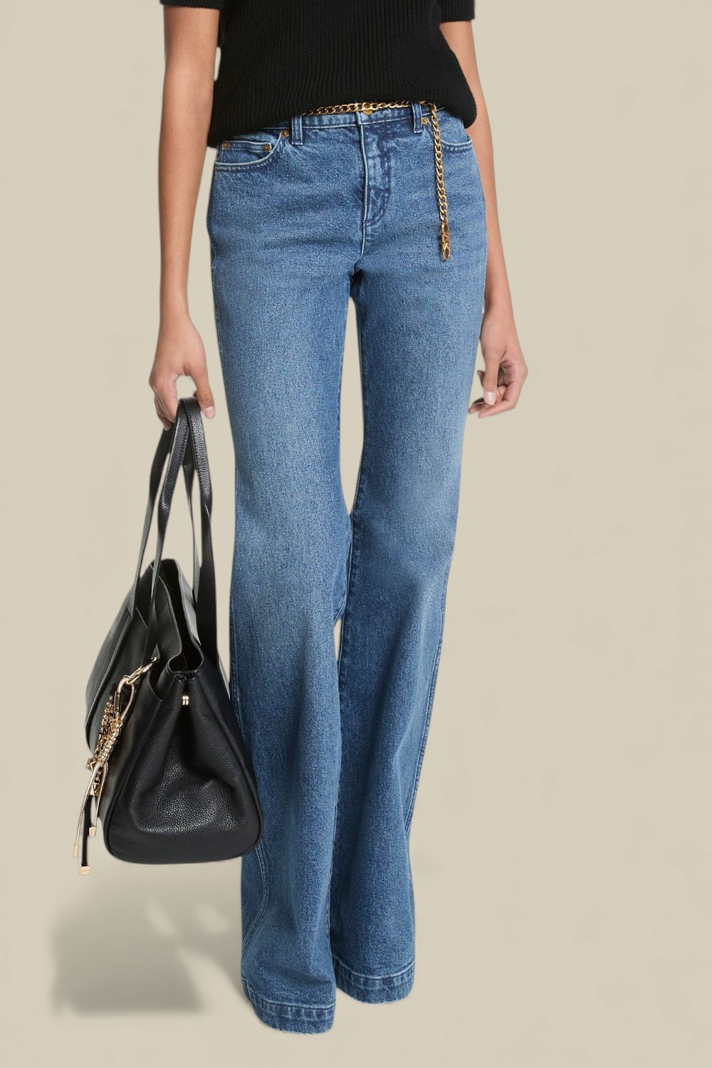 תמונת דוגמן קידמית של מכנסי ג'ינס מתרחבים עם חגורת שרשרת