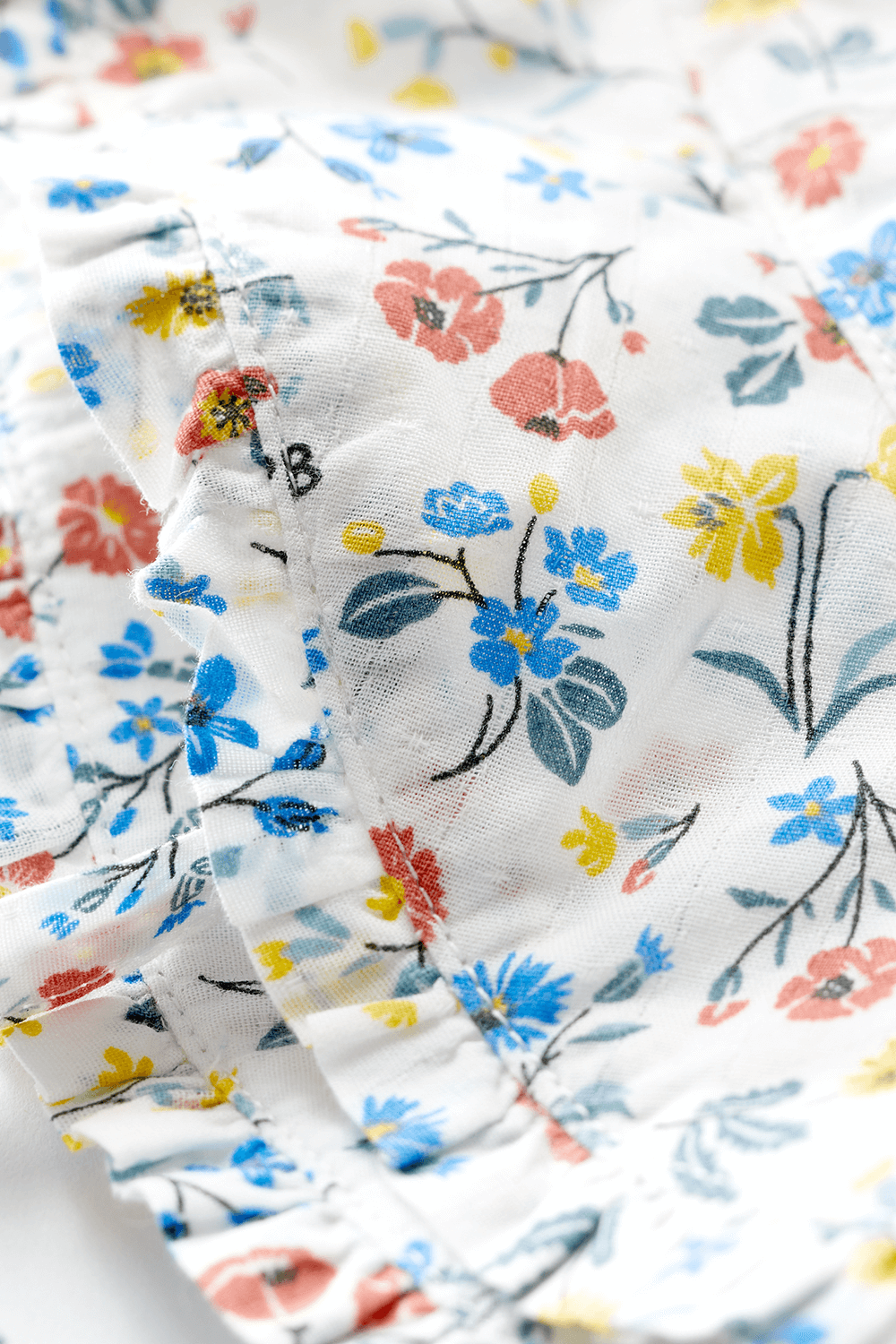 תמונה אחורית של גילאי 3-24 חודשים כובע באקט לבן פרחוני